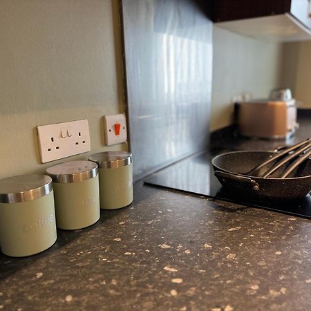 Group Bookings: Up To 30 Guests Across 5 Spacious Flats! Keyless Access Free Wifi & Parking バーミンガム エクステリア 写真