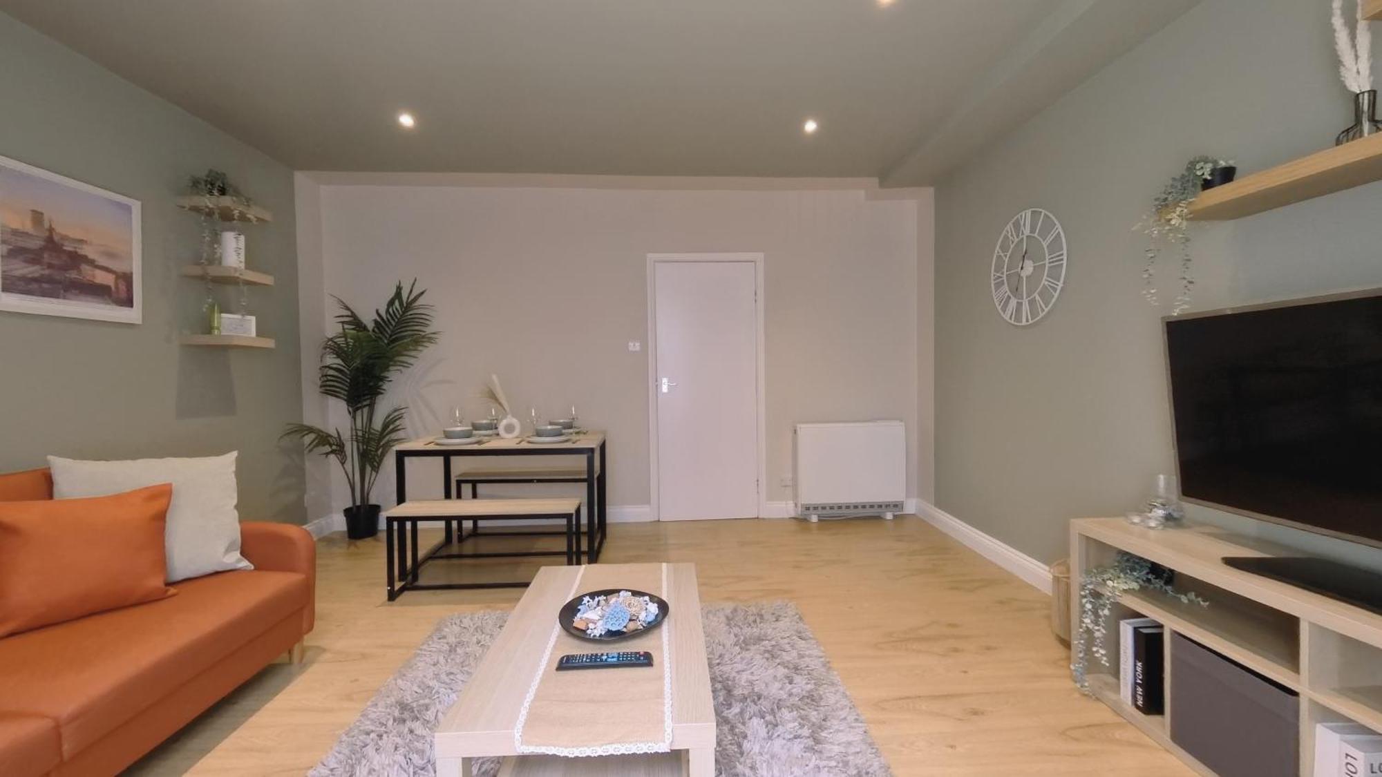 Group Bookings: Up To 30 Guests Across 5 Spacious Flats! Keyless Access Free Wifi & Parking バーミンガム エクステリア 写真