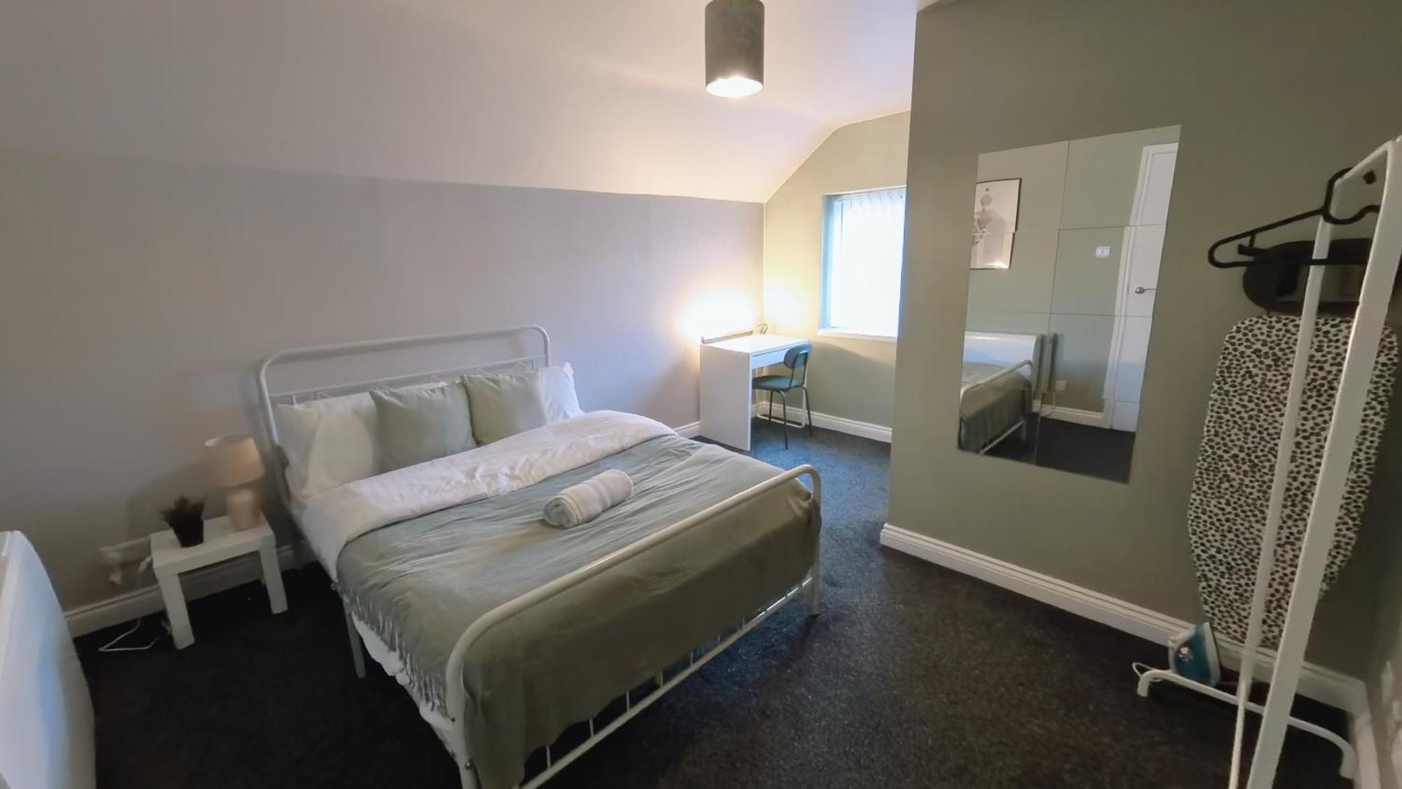 Group Bookings: Up To 30 Guests Across 5 Spacious Flats! Keyless Access Free Wifi & Parking バーミンガム エクステリア 写真