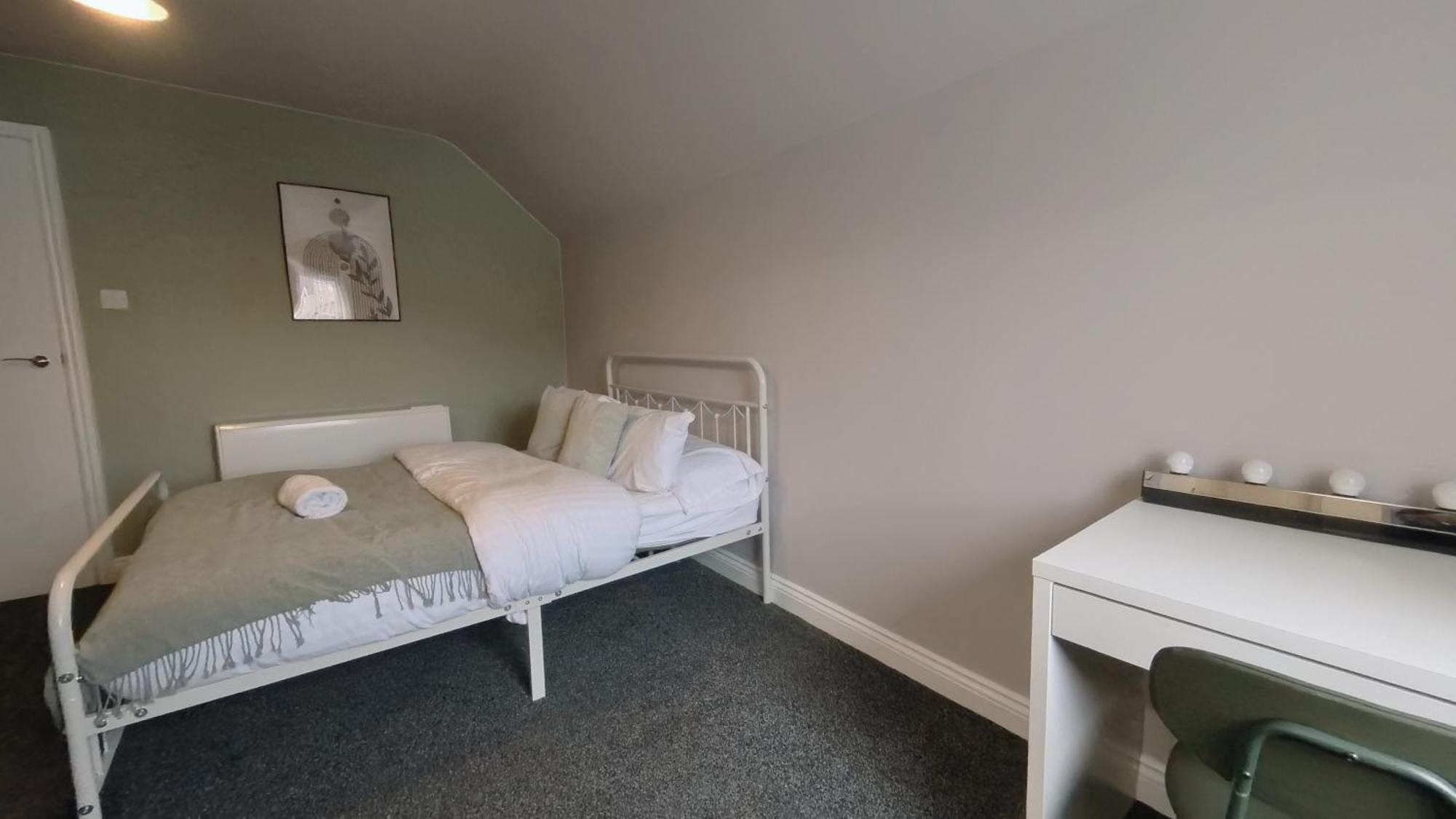 Group Bookings: Up To 30 Guests Across 5 Spacious Flats! Keyless Access Free Wifi & Parking バーミンガム エクステリア 写真