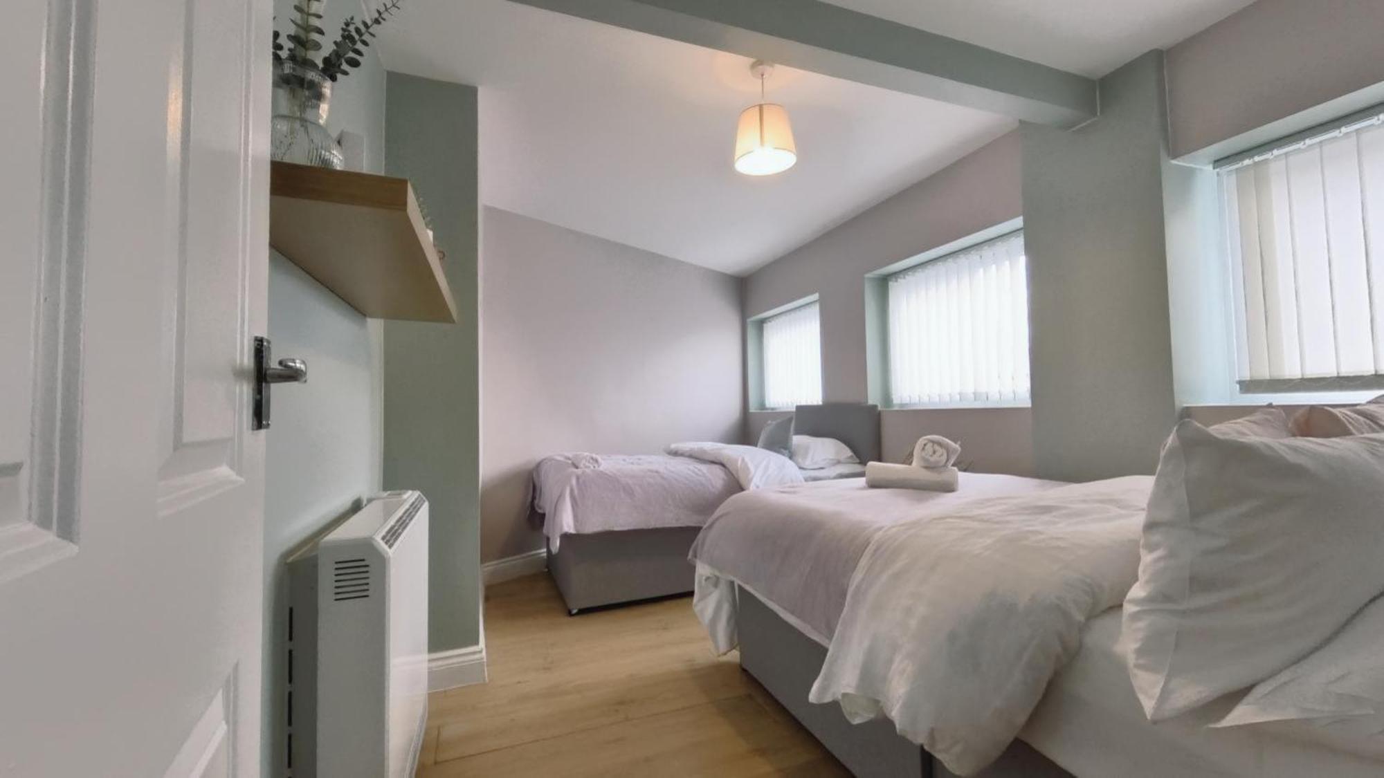 Group Bookings: Up To 30 Guests Across 5 Spacious Flats! Keyless Access Free Wifi & Parking バーミンガム エクステリア 写真