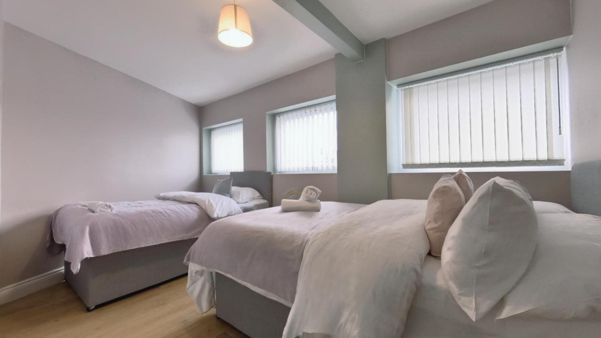 Group Bookings: Up To 30 Guests Across 5 Spacious Flats! Keyless Access Free Wifi & Parking バーミンガム エクステリア 写真