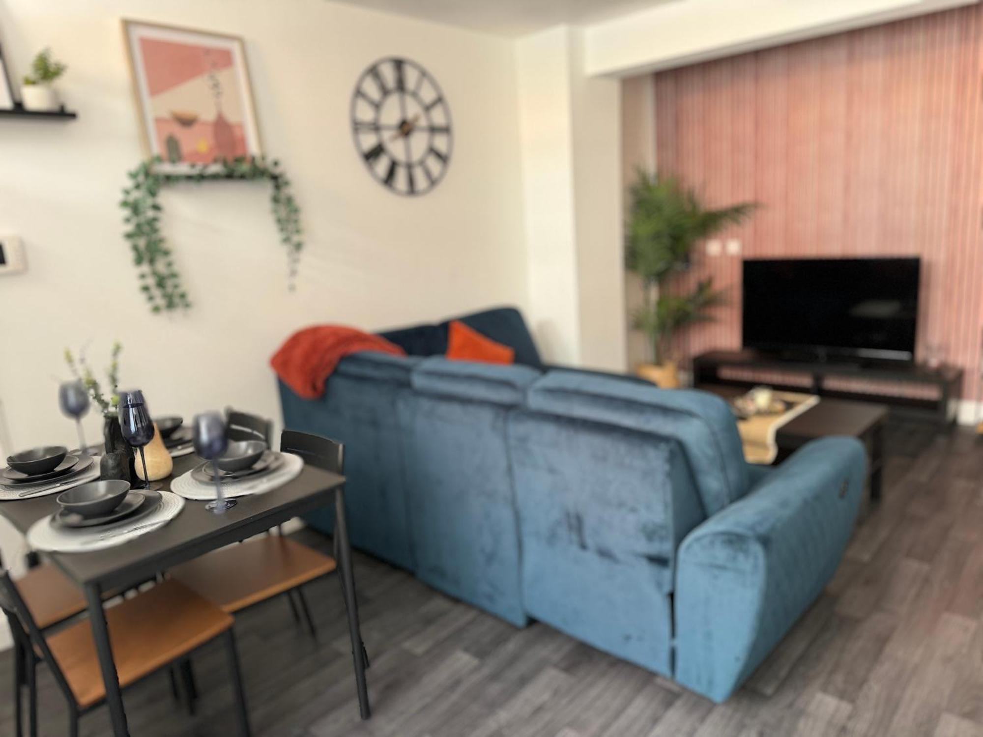 Group Bookings: Up To 30 Guests Across 5 Spacious Flats! Keyless Access Free Wifi & Parking バーミンガム エクステリア 写真
