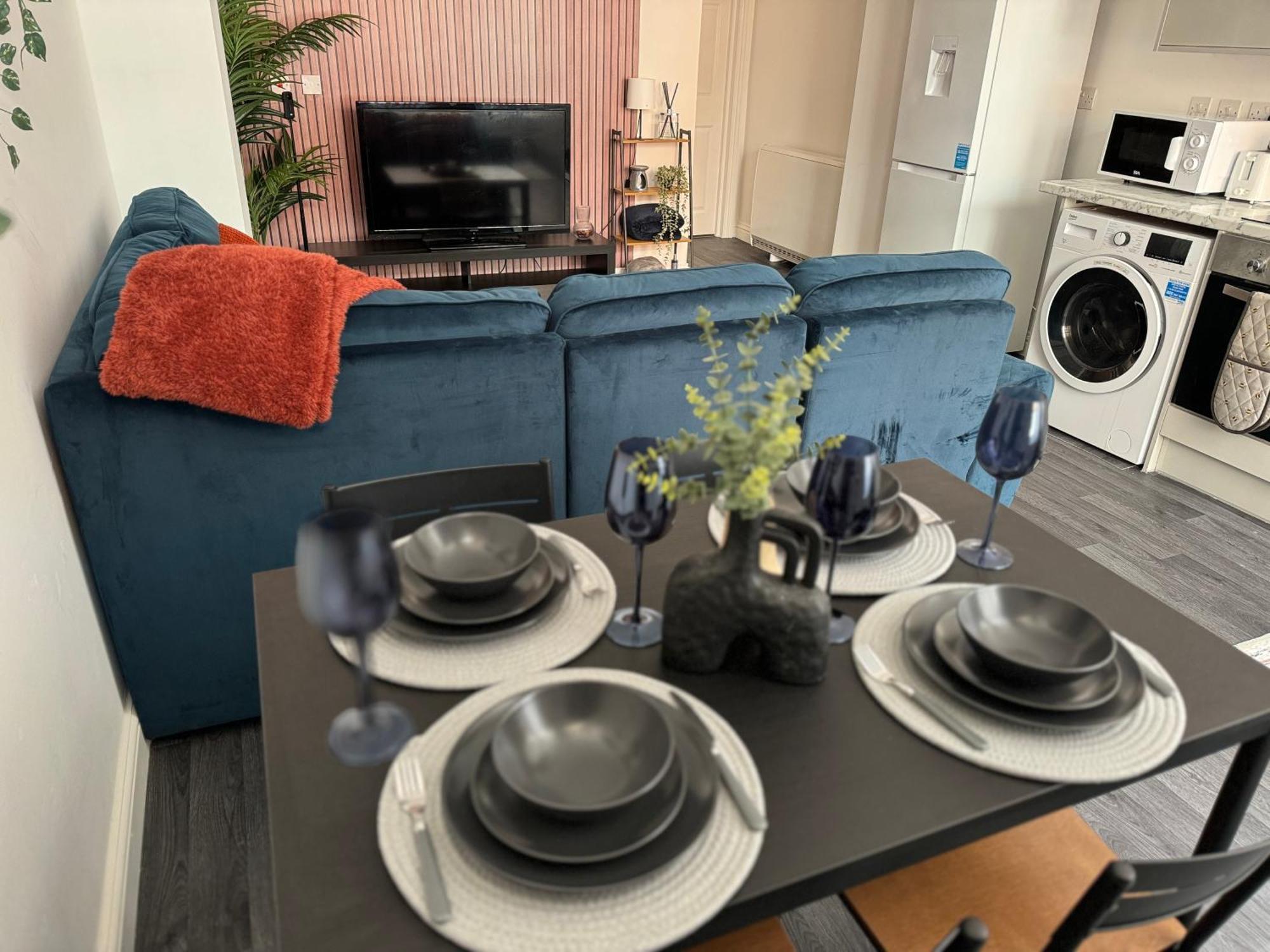 Group Bookings: Up To 30 Guests Across 5 Spacious Flats! Keyless Access Free Wifi & Parking バーミンガム エクステリア 写真