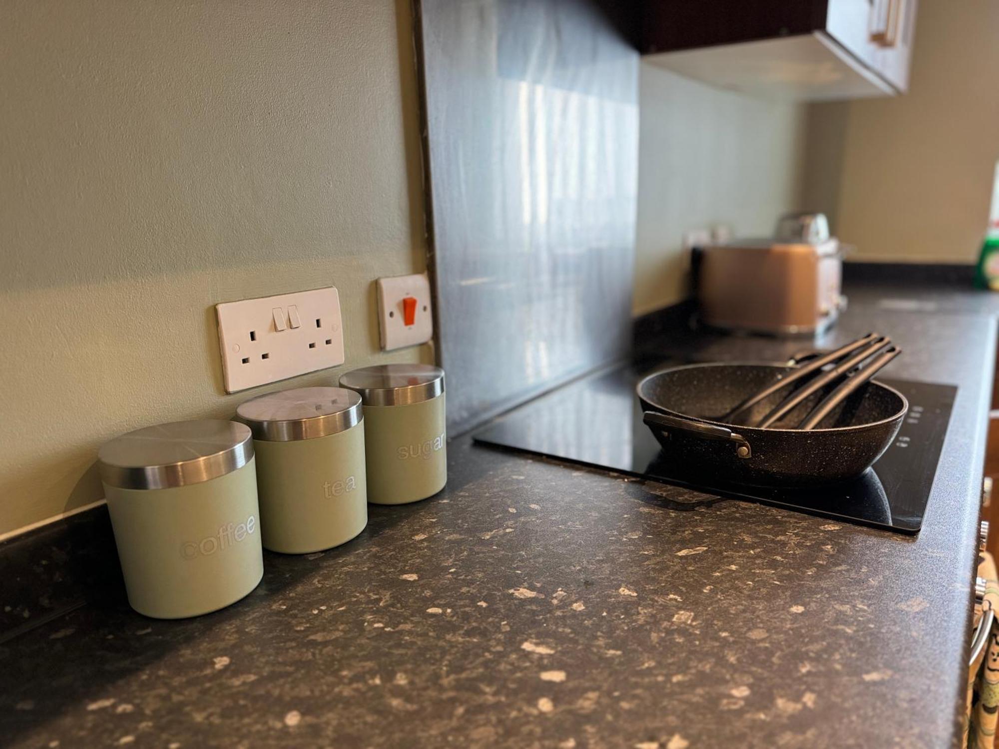 Group Bookings: Up To 30 Guests Across 5 Spacious Flats! Keyless Access Free Wifi & Parking バーミンガム エクステリア 写真