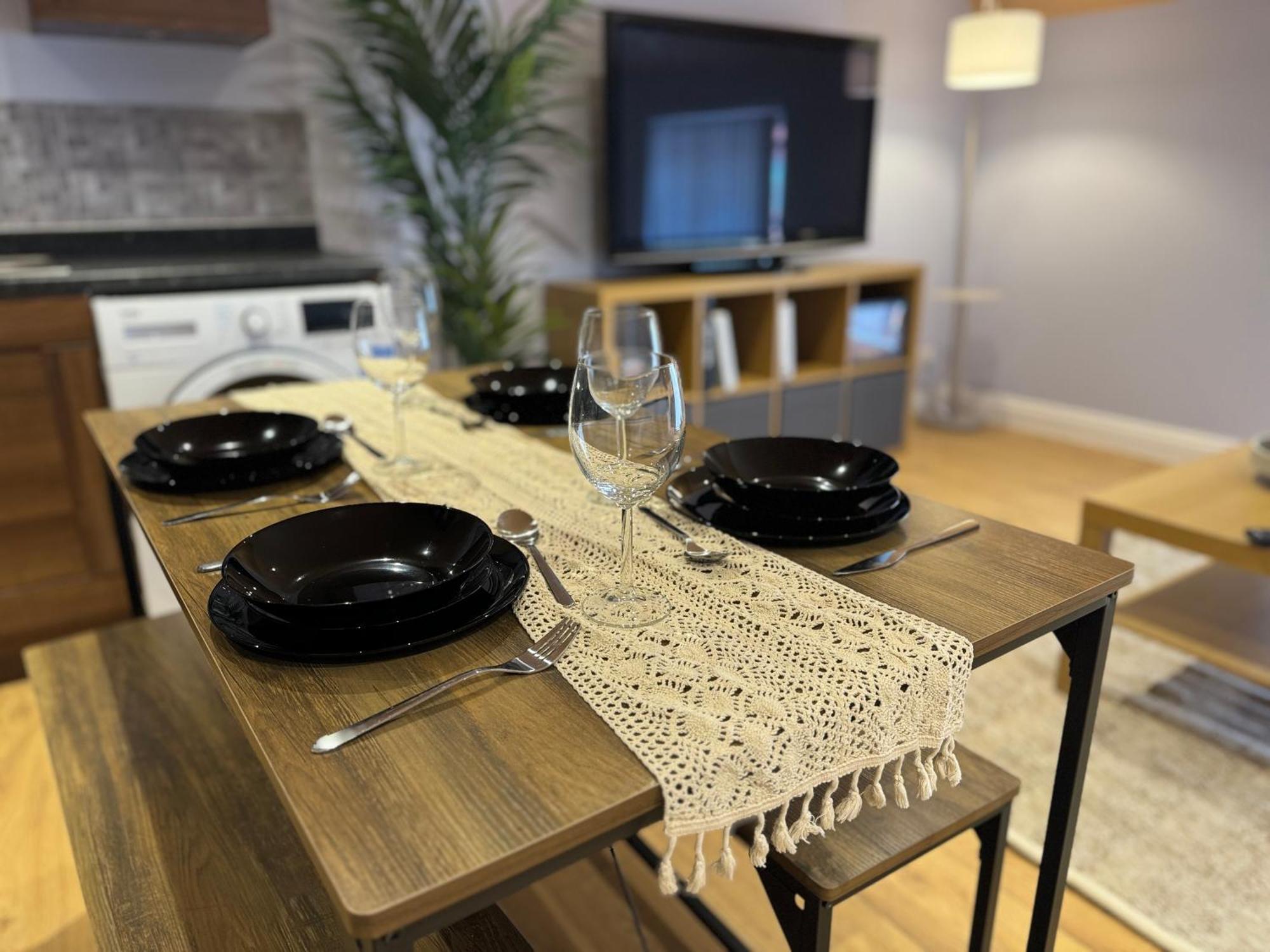 Group Bookings: Up To 30 Guests Across 5 Spacious Flats! Keyless Access Free Wifi & Parking バーミンガム エクステリア 写真