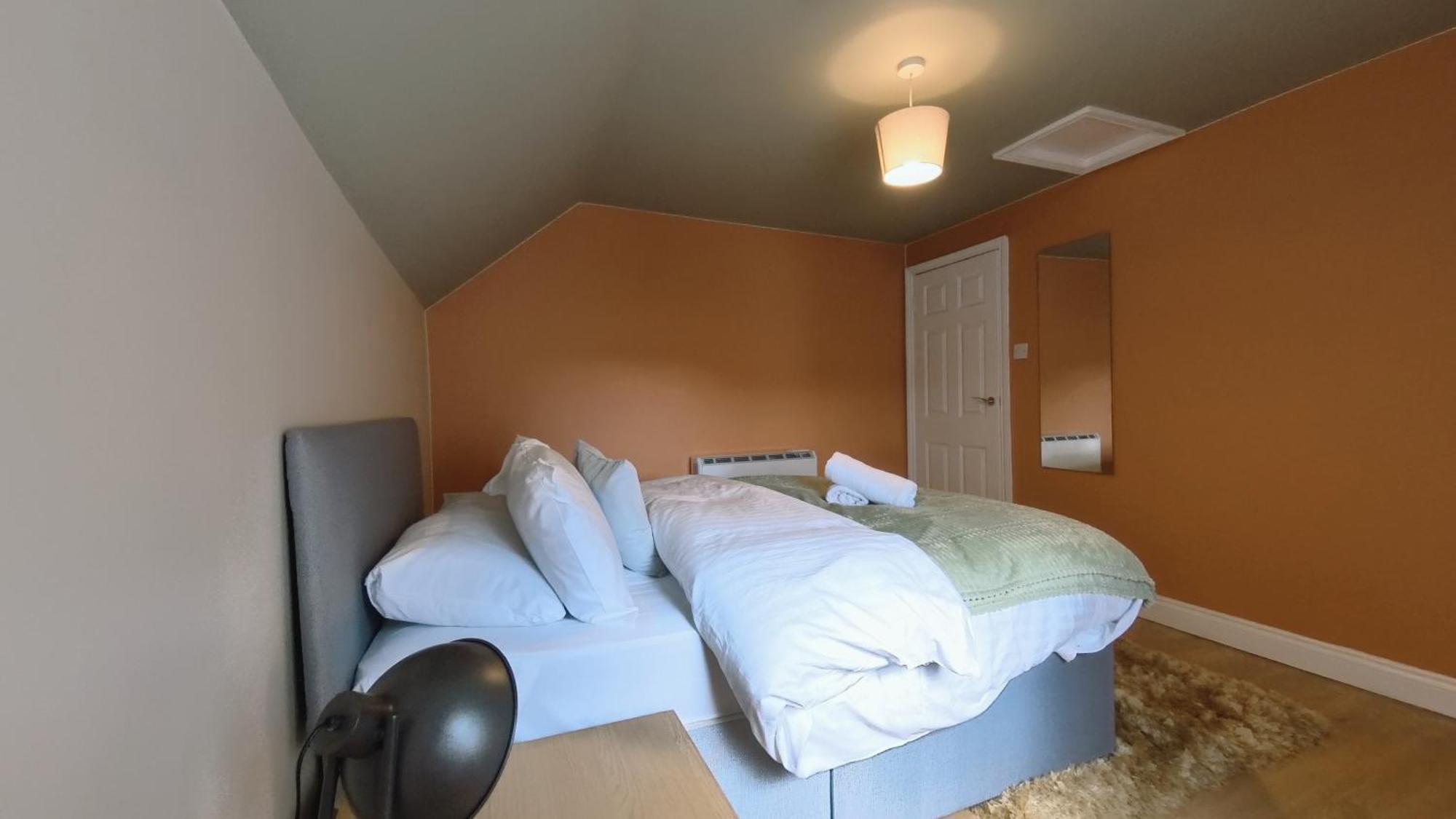Group Bookings: Up To 30 Guests Across 5 Spacious Flats! Keyless Access Free Wifi & Parking バーミンガム エクステリア 写真