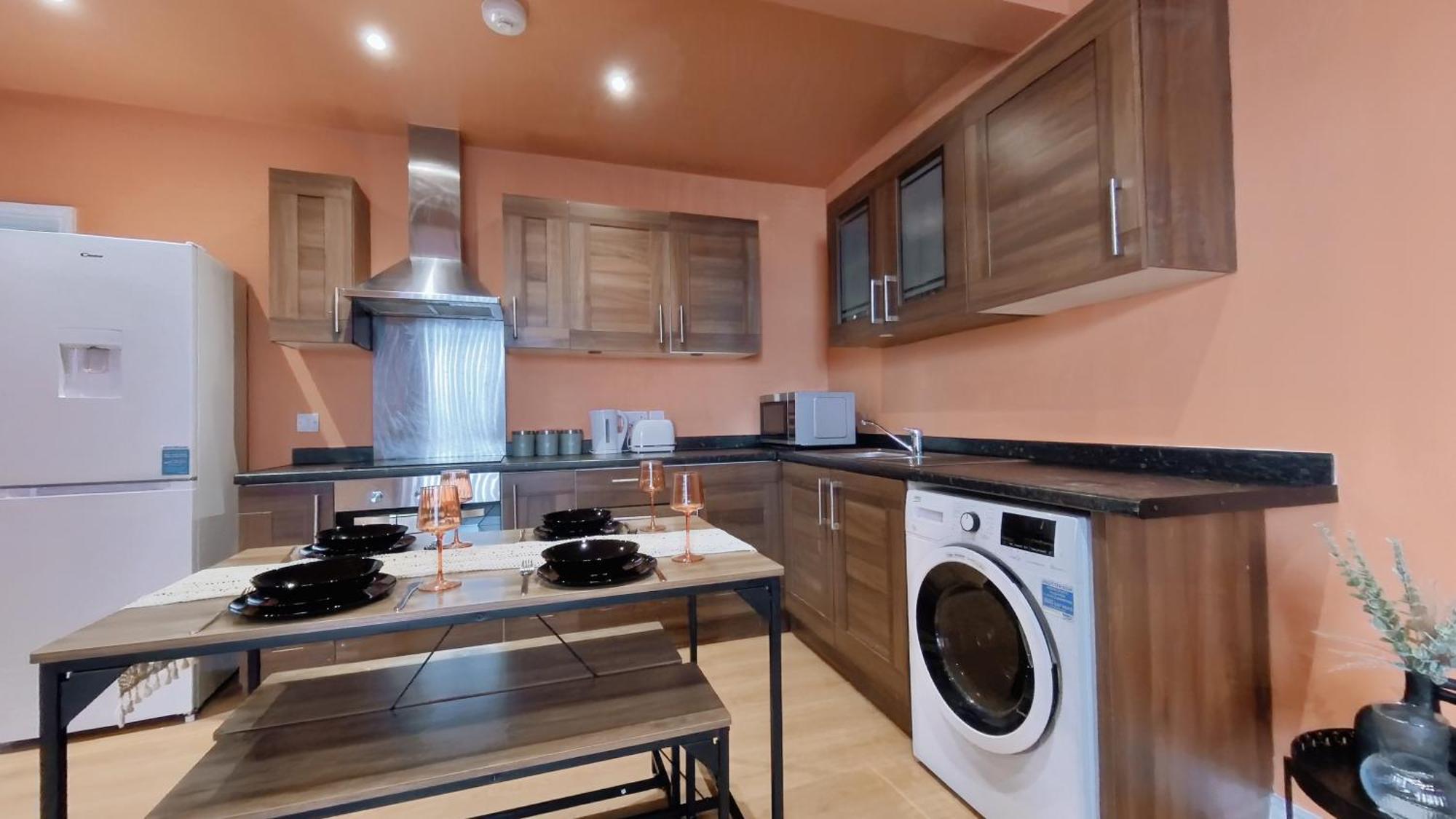 Group Bookings: Up To 30 Guests Across 5 Spacious Flats! Keyless Access Free Wifi & Parking バーミンガム エクステリア 写真