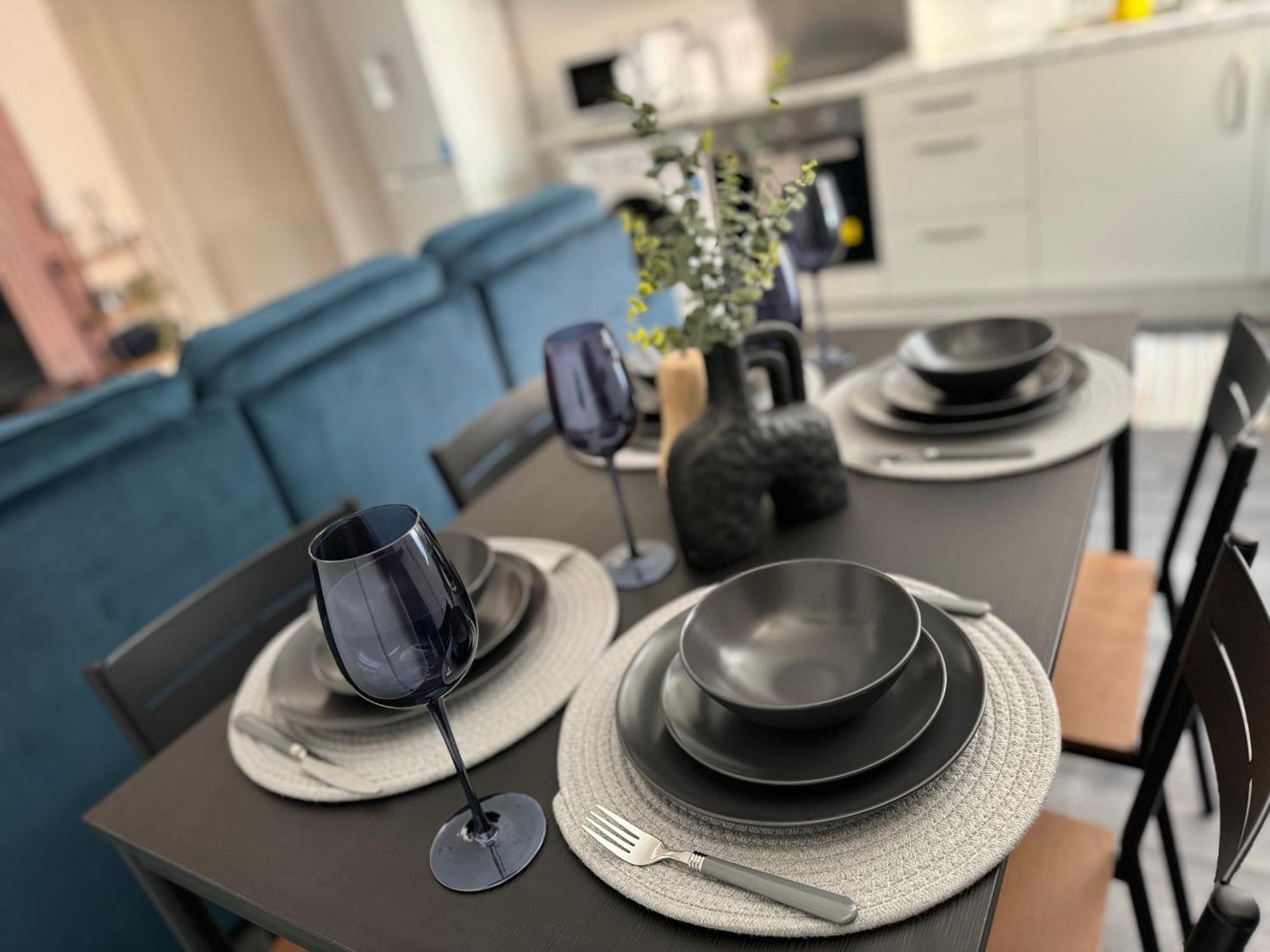 Group Bookings: Up To 30 Guests Across 5 Spacious Flats! Keyless Access Free Wifi & Parking バーミンガム エクステリア 写真
