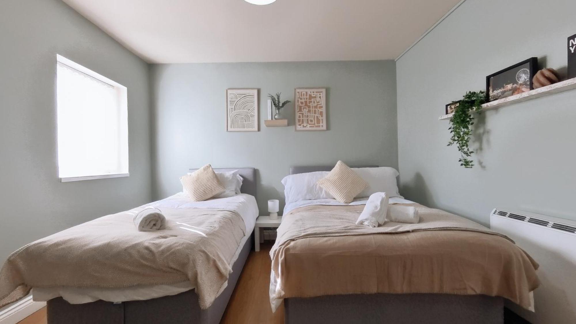Group Bookings: Up To 30 Guests Across 5 Spacious Flats! Keyless Access Free Wifi & Parking バーミンガム エクステリア 写真